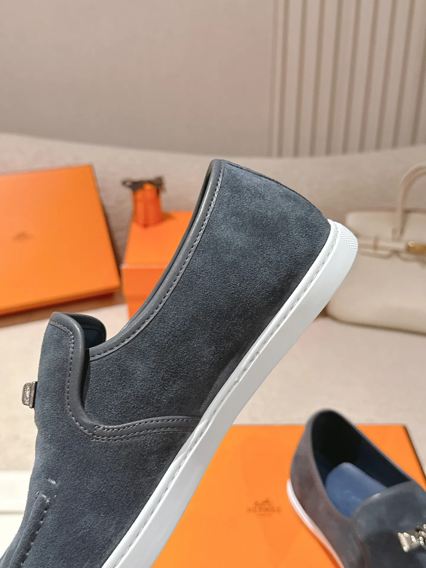 Men's Men's Shoes 600💰 Hermes# Couple Studded Loafers Calfskin and suede goatskin lace-up free sneakers with signature "H" detail. The design is simple and smooth, creating a fashionable urban look. It is comfortable and versatile. H family classics are not outdated, and the delivery counter is exquisitely packaged🛍📦 Fabric: Original customized imported first-layer cowhide/cow down Lining: Imported soft sheepskin Sole: Original open-molded anti-slip TPU material Size: 35-45
